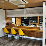 はちの巣カフェ西区店：店内の様子