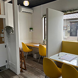 はちの巣カフェ西区店：店内の様子